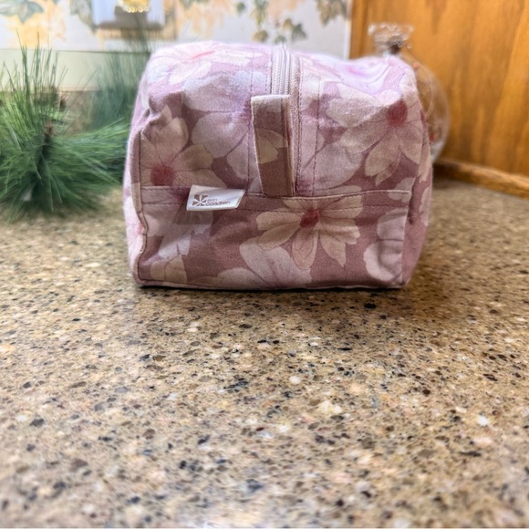 🌸 Floral Zipper Pouch – Wellness, Office or Makeup Essentials - Picture 8 of 14